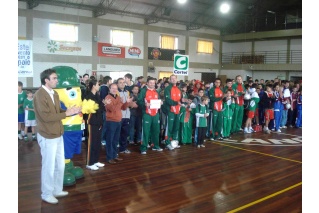 Futsal mostra o bom caminho a crianças e adolescentes